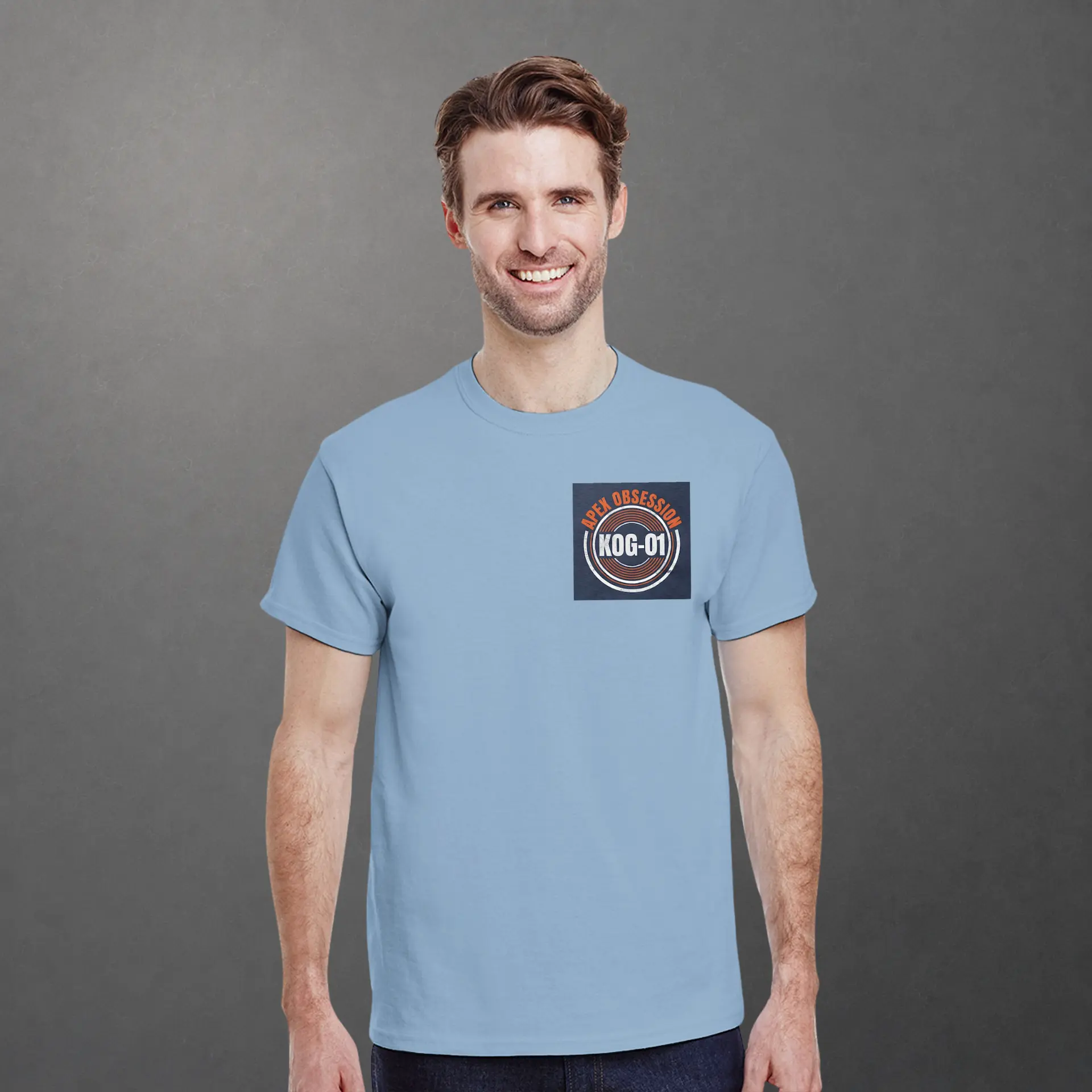 T-shirt karting Apex Obsession Apex Chronicles adulte bleu clair – vue de face porté