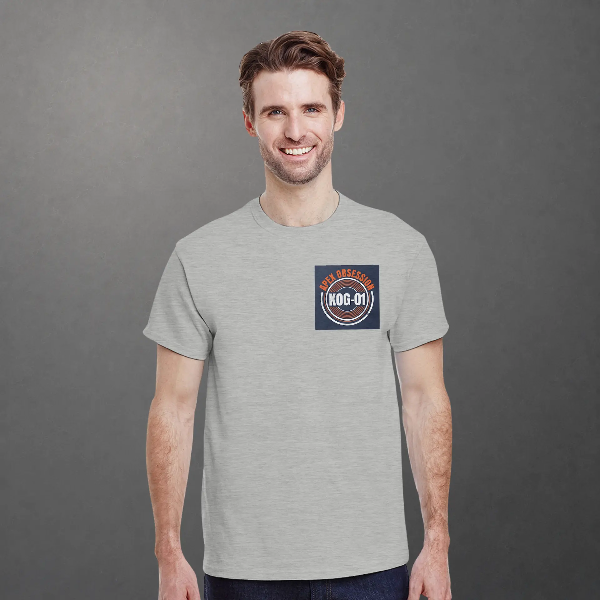 T-shirt karting Apex Obsession Apex Chronicles adulte gris clair – vue de face porté
