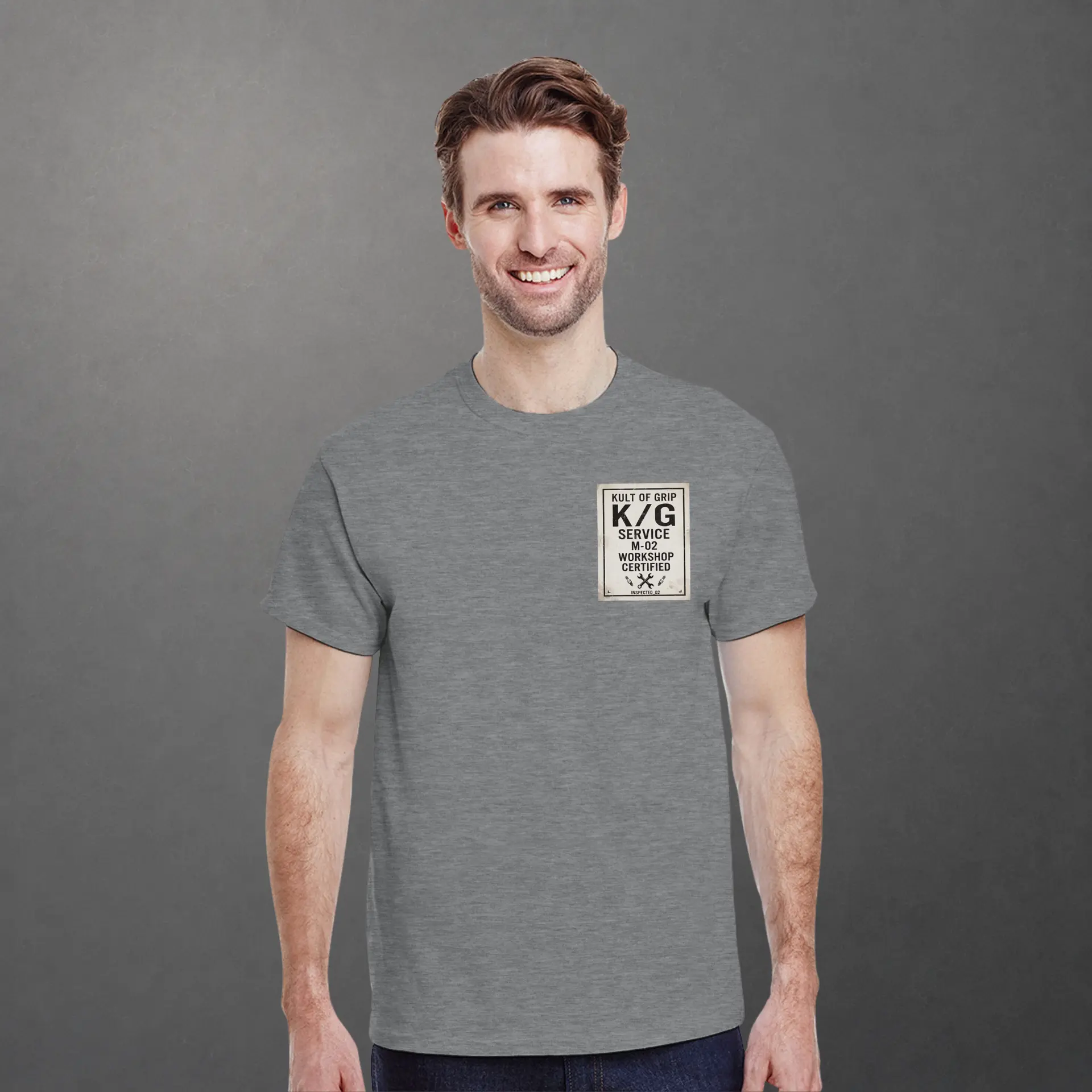 T-shirt karting Mechanical Service Departement adulte gris foncé – vue de face porté
